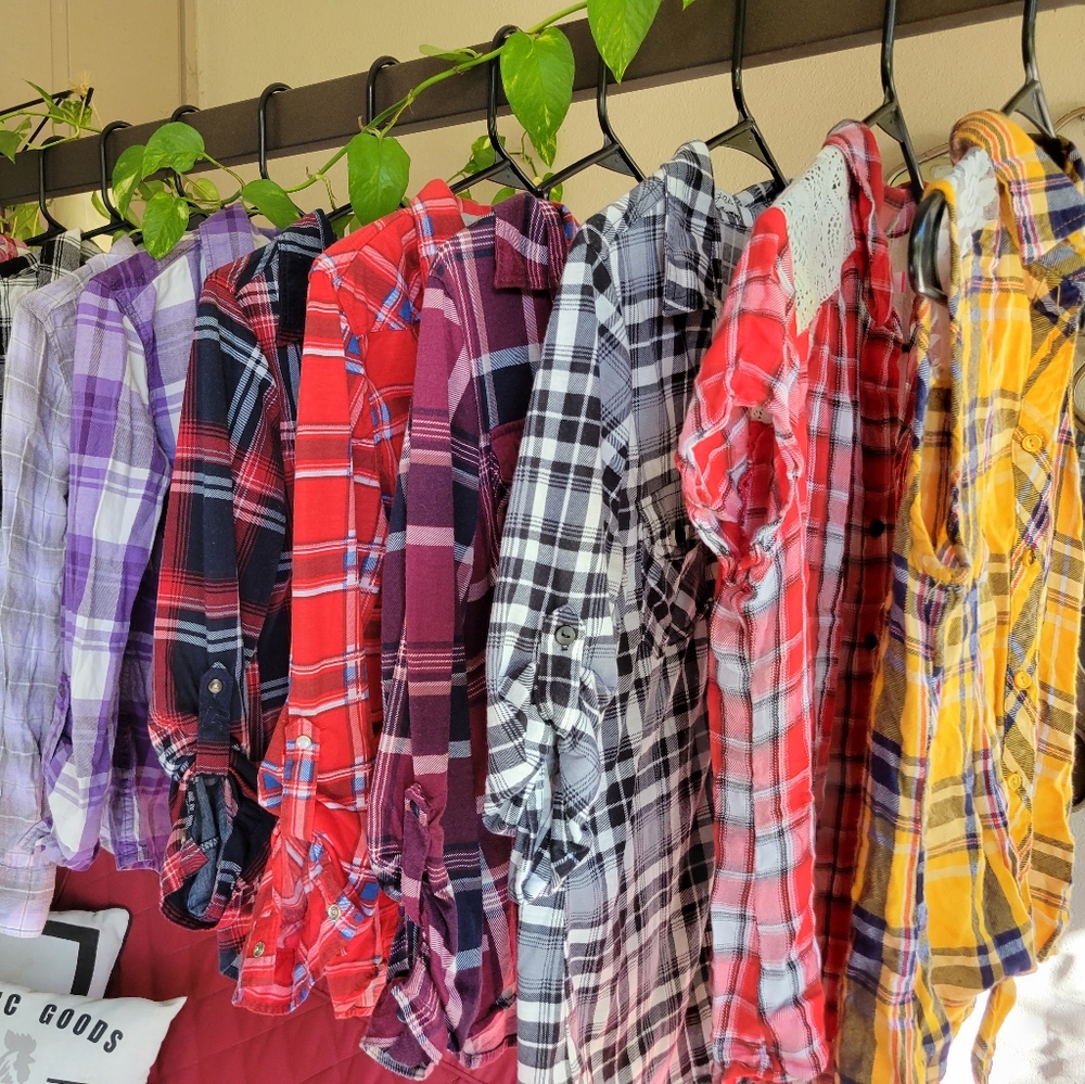 Lot of 13 flannels. Make offer!!!